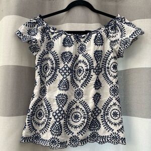 Size M, can go off the shoulders or on